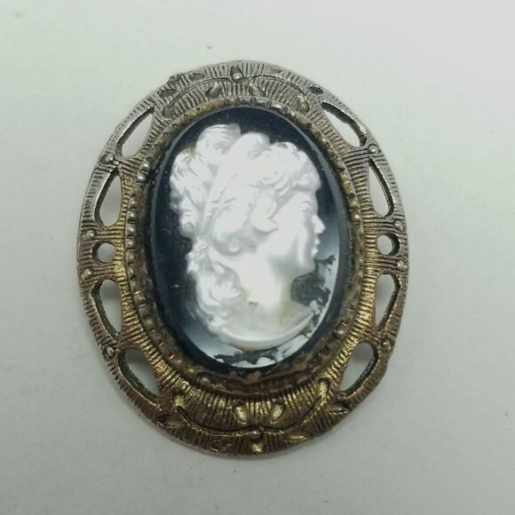 Vintage Cameo Brooch, Silver Tone and Black Oval Design, Retro Estate - Picture 2 of 6